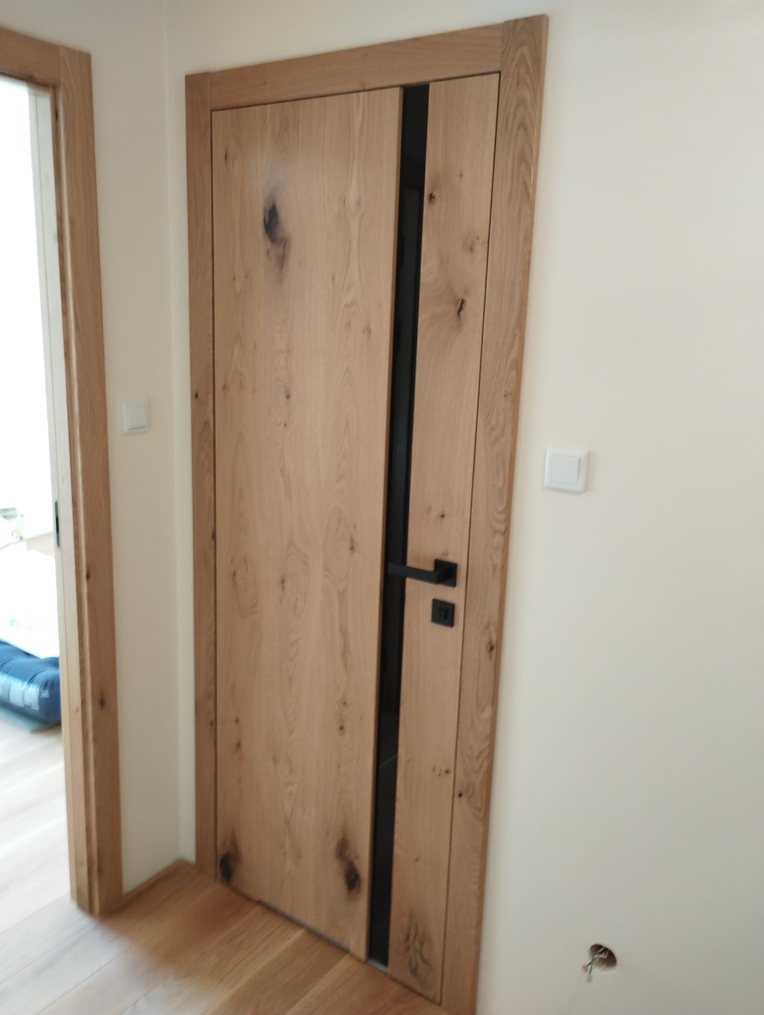 Drzwi dębowe z czarną wstawką szkło Expert Bochnia