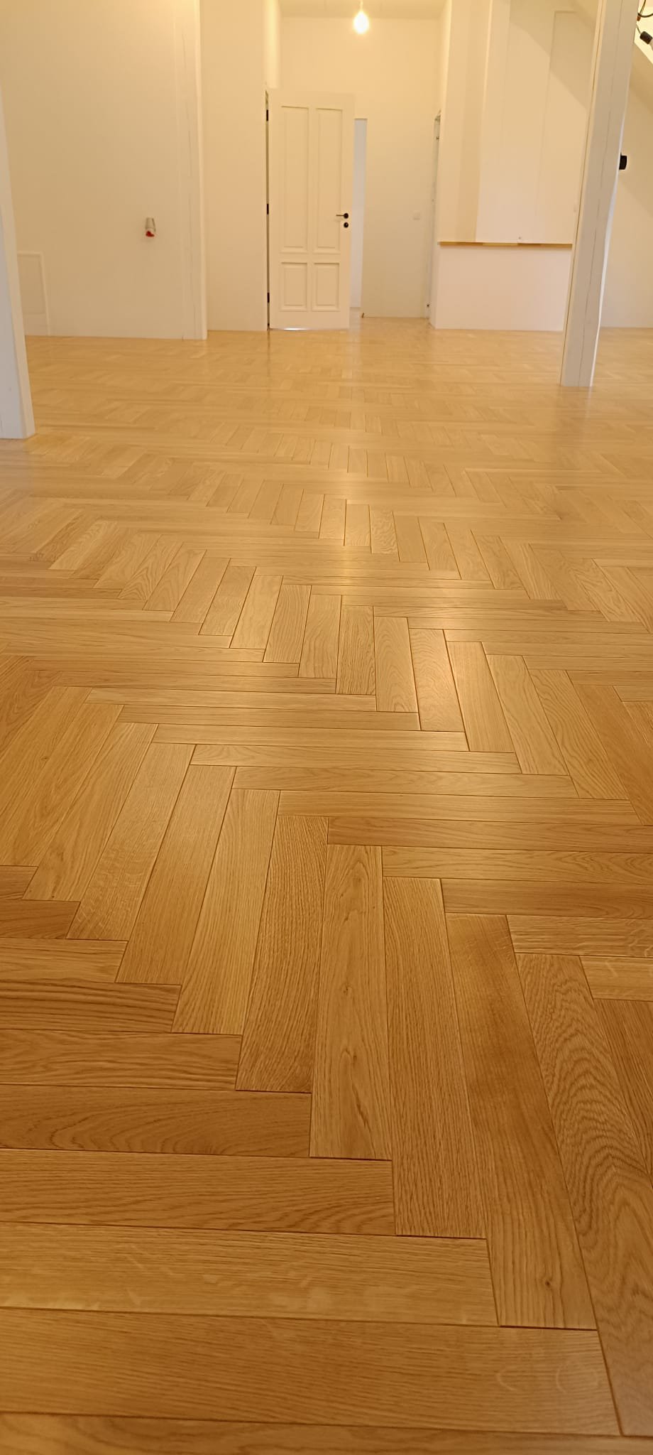 Salon z dębową jodełką montaż Expert Bochnia